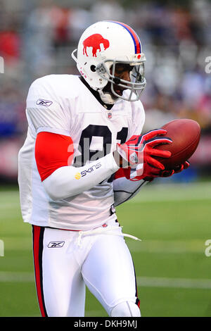 Buffalo Bills wide reciever Terrell Owens makes the catch during Thursday nights practice at St. John Fisher College in Rochester, NY (Credit Image: © Michael Johnson/Southcreek Global/ZUMApress.com) Stock Photo