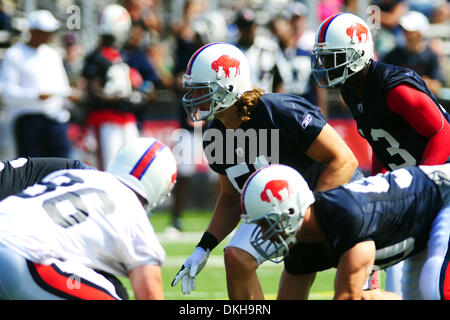 Buffalo Bills linebacker Paul Posluszny shows blitz during Friday's practice at St. John Fisher College in Rochester, NY. (Credit Image: © Michael Johnson/Southcreek Global/ZUMApress.com) Stock Photo