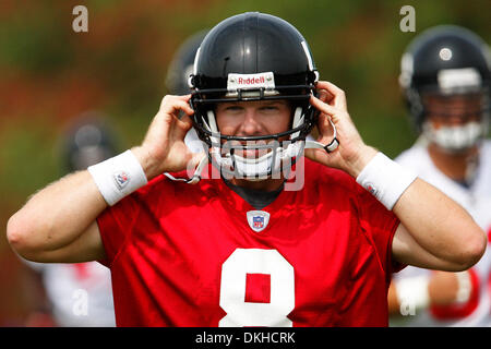 June 10, 2009: Atlanta Falcons quarterback Chris Redman (8) puts on his helmet at the Atlanta Falcons OTC in Flowery Branch, Ga. (Credit Image: © Daniel Shirey/Southcreek Global/ZUMApress.com) Stock Photo