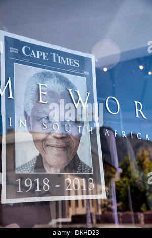 Cape Town , South Africa. 6th December 2013. Cape Times Poster of death of Nelson Mandela in Cape Town Shop Window Credit:  M.Sobreira/Alamy Live News Stock Photo