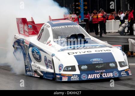 May 17, 2009 - Bristol, Tennessee, U.S - 17 May 2009: Funny Car driver Mike Neff does a burnout. The 9th annual Thunder Valley Nationals were held at Bristol Dragway in Bristol, Tennessee. (Credit Image: © Alan Ashley/Southcreek Global/ZUMApress.com) Stock Photo
