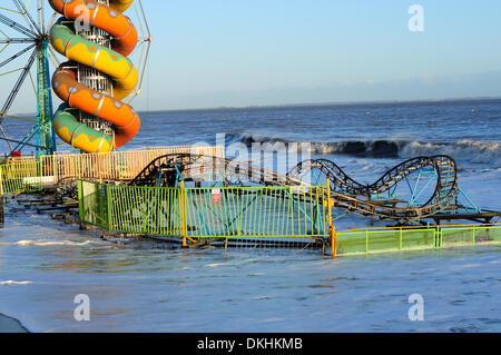 Cleethorpes, UK. 6th December 2013. UK Weather.High tides peak on Cleethorpes promenade. Credit:  Ian Francis/Alamy Live News Stock Photo