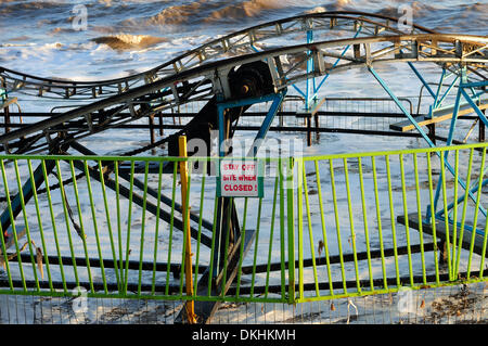 Cleethorpes, UK. 6th December 2013. UK Weather.High tides peak on Cleethorpes promenade. Credit:  Ian Francis/Alamy Live News Stock Photo