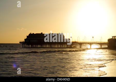 Cleethorpes, UK. 6th December 2013. UK Weather.High tides peak on Cleethorpes promenade. Credit:  Ian Francis/Alamy Live News Stock Photo