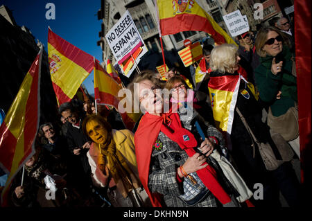 Barcelona, Spain- 6th december, 2013. Unionist demonstrators with spanish flags by the streets of Barcelona.  Several thousand people demonstrated in favor of the unity of Spain on the occasion of the Day of the Spanish Constitution in Barcelona. The march was led by representatives of the main unionist political parties in Catalonia ( Popular Party and Ciutadans). Credit:   Jordi Boixareu/Alamy Live News Stock Photo