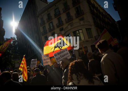 Barcelona, Spain- 6th december, 2013.The legendary Spanish bull  is seen on a flag  during the demonstration. Several thousand people demonstrated in favor of the unity of Spain on the occasion of the Day of the Spanish Constitution in Barcelona. The march was led by representatives of the main unionist political parties in Catalonia ( Popular Party and Ciutadans). Credit:   Jordi Boixareu/Alamy Live News Stock Photo