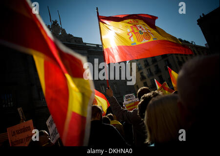Barcelona, Spain- 6th december, 2013. Unionist demonstrators with spanish flags by the streets of Barcelona.  Several thousand people demonstrated in favor of the unity of Spain on the occasion of the Day of the Spanish Constitution in Barcelona. The march was led by representatives of the main unionist political parties in Catalonia ( Popular Party and Ciutadans). Credit:   Jordi Boixareu/Alamy Live News Stock Photo