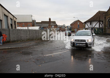 Faversham, Kent, UK . 6 December 2013. Cars negotiate floodwater in Quay Lane. A tidal surge coupled with high tides caused widespread flood alerts. Credit:  Christopher Briggs/Alamy Live News Stock Photo