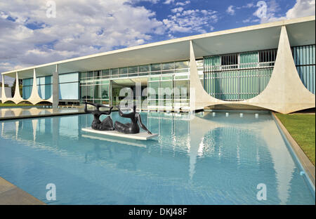 Brazil, Brasilia, Palacio da Alvorada, presidencial palace, As Laras, sculptures, travel, tourism, politics, arts, architecture, Oscar Niemeyer, Brazil 2014, state building, official residence of the brazilian president, Dilma Rouseff, outside view, detail Stock Photo