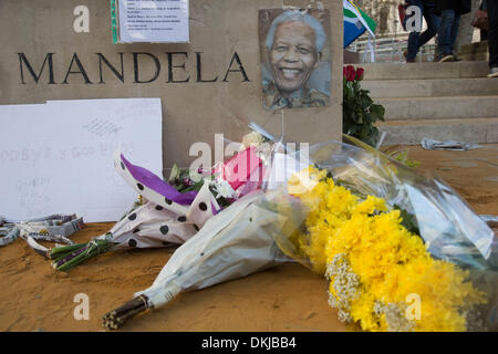 London, UK 6th December 2013: Flowers and notes in Parliament Square to pay tribute at the statue to former South African leader and anti-apartheid ANC campaigner Nelson Mandela, who died aged 95 on 5th December 2013. Credit:  Michael Kemp/Alamy Live News Stock Photo