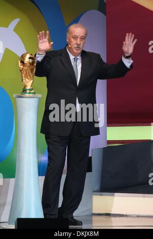 Costa Do Sauipe, Brazil. 6th Dec, 2013. Vicente Del Bosque, coach of Spain's national soccer team, presents the World Cup trophy during the ceremony of the final draw for the groups and matchups of the 2014 FIFA World Cup Brazil in Costa do Sauipe, Brazil, on Dec. 6, 2013. (Xinhua/Xu Zijian) Credit:  Xinhua/Alamy Live News Stock Photo