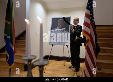 Washington DC, USA. 06th Dec, 2013. Embassy staff prepare a portrait of former South African President Nelson Mandela at the South African Embassy in Washington DC, capital of the United States, Dec. 6, 2013. Credit:  Xinhua/Alamy Live News Stock Photo