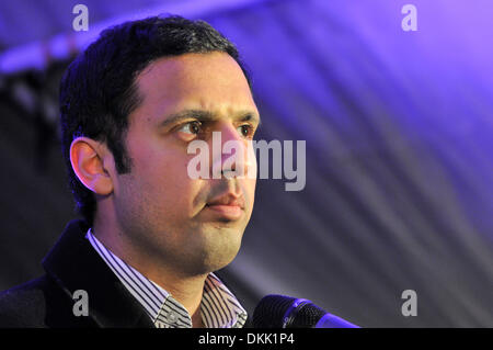 Glasgow, Scotland, UK. 06th Dec, 2013. Anas Sarwar, Deputy Leader of the Scottish Labour Party speaks at a gathering for Nelson Mandela in the street named after him in Glasgow. Credit:  Andrew Steven Graham/Alamy Live News Stock Photo