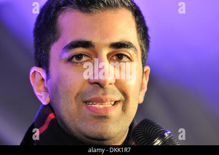 Glasgow, Scotland, UK. 06th Dec, 2013. Humza Yousaf, Minister for External Affairs and International Development at a gathering for Nelson Mandela in the street named after him in Glasgow. Credit:  Andrew Steven Graham/Alamy Live News Stock Photo