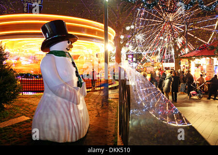 London, UK. 6th December 2013. Lights of a Giant Ferris Wheel and Funfair in Leicester Square for Christmas, London, England Credit:  Paul Brown/Alamy Live News Stock Photo