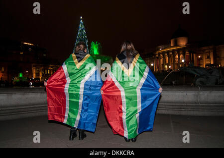 Trafalgar Square, London, UK, 6 December 2013 - Londoners, dressed in South African flags, give their tributes to Nelson Mandela, following his passing away the previous evening, aged 95.  Credit:  Stephen Chung/Alamy Live News Stock Photo