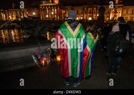 Trafalgar Square, London, UK, 6 December 2013 - Londoners, dressed in South African flags, give their tributes to Nelson Mandela, following his passing away the previous evening, aged 95.  Credit:  Stephen Chung/Alamy Live News Stock Photo