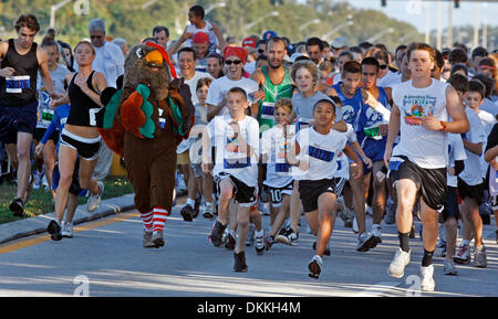 Nov. 26, 2009 - Clearwater, Florida, USA - JIM DAMASKE   |   Times.NP 314338 DAMA trot 12  (11/26/2009 CLEARWATER) Runners sprint at the start of the 1 Mile Gobbler during the annual Times Turkey Trot, Thanksgiving Day, Nov. 26.   [JIM DAMASKE, Times] (Credit Image: © St. Petersburg Times/ZUMApress.com) Stock Photo