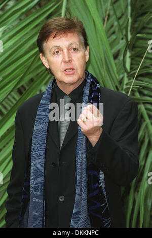 SIR PAUL MCCARTNEY.SINGER, SONGWRITER. .KEW GARDENS, RICHMOND, LONDON.26/03/2001.BG1F13AC. Stock Photo