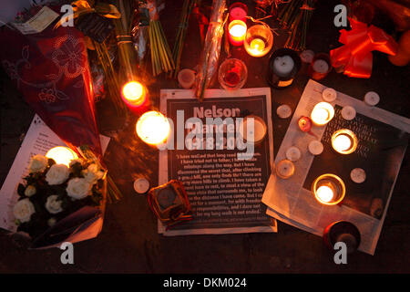 London, UK. 06th Dec, 2013. Details of candles, flowers and tributes left for Nelson Mandela outside South Africa House. Trafalgar Square. Central London 6th December 2013  Credit:  Zute Lightfoot/Alamy Live News Stock Photo