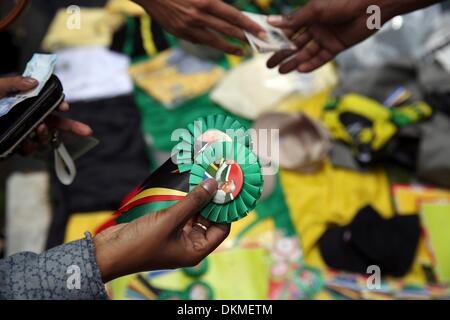 JOHANNESBURG, SOUTH AFRICA: People gathering in Houghton on December 6, 2013, in Johannesburg, South Africa. The Father of the Nation, Nelson Mandela, Tata Madiba, passed away quietly on the evening of December 5, 2013 at his home in Houghton with family. (Photo by Gallo Images / The Times / Alon Skuy) Stock Photo