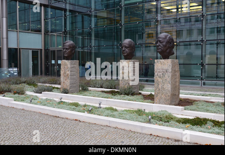 Berlin, monument for the 'Fathers of the reunification of Germany, from l. to r-: George Bush, Helmut Kohl, Michail Gorbatschow Stock Photo