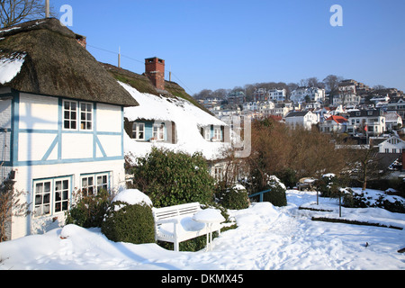 Snow-covered thatched house on Süllberg hill  in Hamburg-Blankenese, Hamburg, Germany, Europe Stock Photo