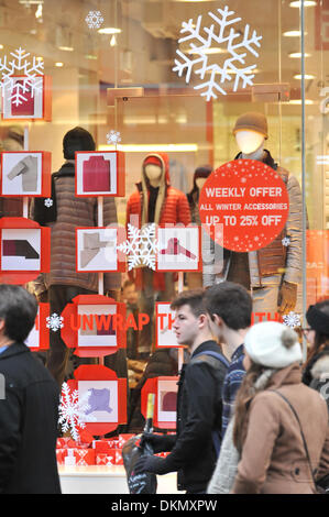 Regent Street, London, UK. 7th December 2013. The Uniqlo store on Regent Street has a Christmas snowflake theme. Credit:  Matthew Chattle/Alamy Live News Stock Photo