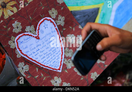 Johannesburg, South Africa. 7th Dec, 2013. shows a card with words 'thank you' to mourn the death of former South African President Nelson Mandela outside his house in Johannesburg, South Africa. Former South African President Nelson Mandela died at the age of 95 Thursday. (Xinhua/Meng Chenguang) Stock Photo