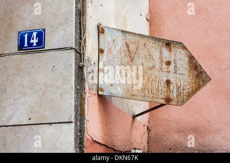 Rusty old sign giving directions to the museum of modern art in Ceret, Languedoc-Roussillon, France Stock Photo