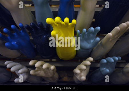 https://l450v.alamy.com/450v/dknbfe/a-display-of-hand-shaped-ceramic-jewelry-holders-at-the-fishs-eddy-dknbfe.jpg