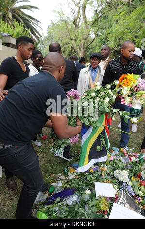 HOUGHTON, SOUTH AFRICA. 7th Dec, 2013. Soccer fans come to pay their ...