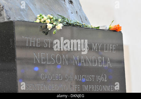 Southbank, London, UK. 8th December 2013. Flowers and tributes at the the bust of Nelson Mandela on the Southbank. Credit:  Matthew Chattle/Alamy Live News Stock Photo