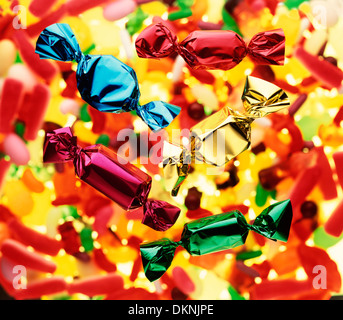 https://l450v.alamy.com/450v/dknjpe/five-sweets-wrapped-in-redyellowgreenblue-and-pink-foil-set-against-dknjpe.jpg