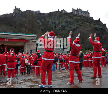 Edinburgh, Scotland UK. 8th Dec 2013. Scottish Christmas Santa Run, Princes Street Gardens Stock Photo