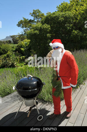 (dpa FILE) - An archive picture, dated 24 December 2011, shows a man dressed as Santa Clause walking on his way to a gift giving in Hout Bay near Cape Town, South Africa. Photo: Ralf Hirschberger Stock Photo