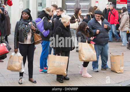 London, UK. 8 December 2013. Shoppers were out and about in a busy Oxford Street to gather more presents for Christmas. Photo: Nick Savage/Alamy Live News Stock Photo