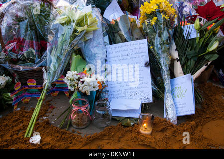London, UK. 8th December 2013: Tributes are paid to Nelson Mandela at Parliament Square, London, United Kingdom Credit:  galit seligmann/Alamy Live News Stock Photo