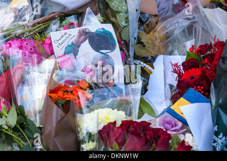 London, UK. 8th December 2013: Tributes are paid to Nelson Mandela at Parliament Square, London, United Kingdom Credit:  galit seligmann/Alamy Live News Stock Photo