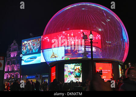 London, UK. 8th December 2013. Statue of Eros encased in a Snow Globe, Piccadilly Circus, London, England Credit:  Paul Brown/Alamy Live News Stock Photo
