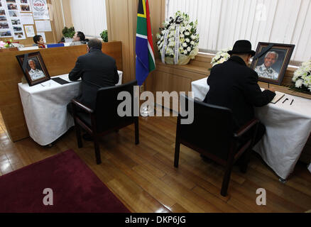 Seoul, South Korea. 9th Dec, 2013. Diplomats write down their wishes to mourn the death of former South Africa President Nelson Mandela at the Embassy of South Africa in Seoul, South Korea, Dec. 9, 2013. Credit:  Park Jin-hee/Xinhua/Alamy Live News Stock Photo