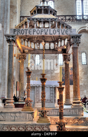 Medieval canopy, Basilica of Saint Nicholas (Basilica di San Nicola), Bari, Apulia, Italy Stock Photo