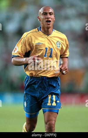 HENRIK LARSSON.SWEDEN & GLASGOW CELTIC FC.SWEDEN V BULGARIA EURO 2004.JOSE ALVALADE STADIUM, LISBON, PORTUGAL.15/06/2004.DIF23825.K47873.WORLD CUP PREVIEW 2006 Stock Photo