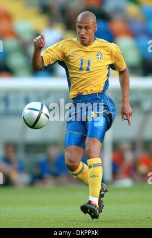 HENRIK LARSSON.SWEDEN & GLASGOW CELTIC FC.SWEDEN V BULGARIA EURO 2004.JOSE ALVALADE STADIUM, LISBON, PORTUGAL.15/06/2004.DIF23791.K47873.WORLD CUP PREVIEW 2006 Stock Photo