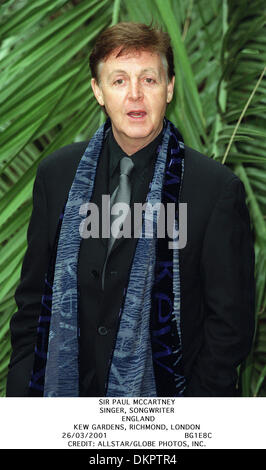 SIR PAUL MCCARTNEY.SINGER, SONGWRITER. .KEW GARDENS, RICHMOND, LONDON.26/03/2001.BG1E8C. Stock Photo