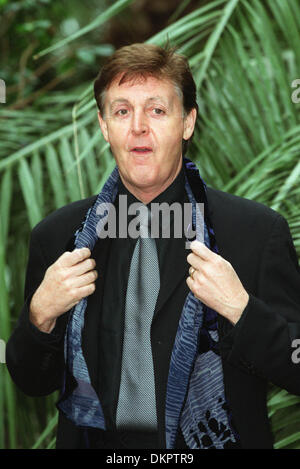 SIR PAUL MCCARTNEY.SINGER, SONGWRITER. .KEW GARDENS, RICHMOND, LONDON.26/03/2001.BG2A27AC. Stock Photo