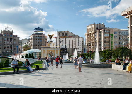 Pecers'kyj gate and pedestrians in Independence Square (Maidan Nezalezhnosti) in Kiev, the capital of Ukraine. Stock Photo