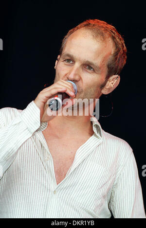 TIM BOOTH.LEAD SINGER WITH ''JAMES''.ND.T IN THE PARK, KINROSS, SCOTLA.07/07/2001.BQ44F13C.Â Stock Photo