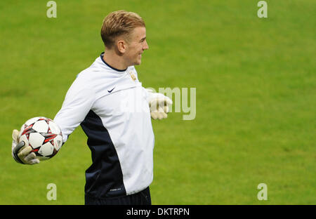 Munich, Germany. 09th Dec, 2013. Manchester City's goalkeeper Joe Hart warms up during a training session at Allianz Arena in Munich, Germany, 09 December 2013. Manchester United will meet Bayern Munich in the last group phase match of the Champions League season 2013/14 on 10 December 2013. Photo: ANDREAS GEBERT/dpa/Alamy Live News Stock Photo