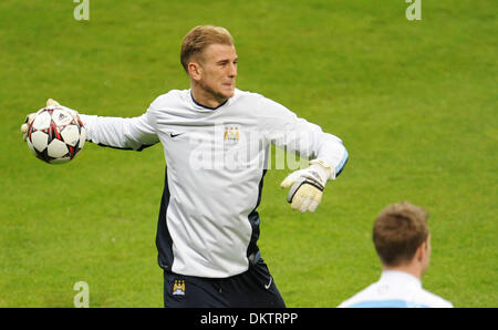 Munich, Germany. 09th Dec, 2013. Manchester City's goalkeeper Joe Hart warms up during a training session at Allianz Arena in Munich, Germany, 09 December 2013. Manchester United will meet Bayern Munich in the last group phase match of the Champions League season 2013/14 on 10 December 2013. Photo: ANDREAS GEBERT/dpa/Alamy Live News Stock Photo